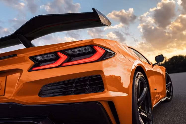 Với sức mạnh trên, Chevrolet Corvette Z06 có khả năng tăng tốc từ 0 - 96 km/6 chỉ trong 2,7 giây, nếu được trang bị thêm gói tùy chọn Z07 Performance Package, chiếc xe thể thao này chỉ mất 2,6 giây để tăng tốc từ 0 - 96km/h.