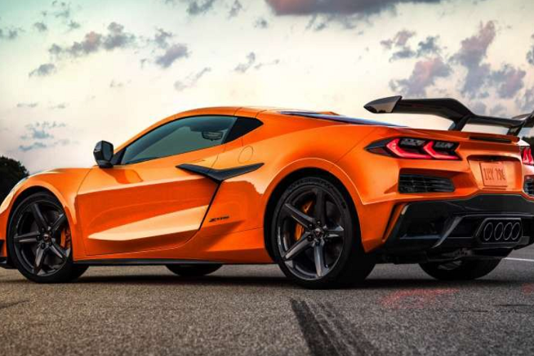 Với sức thông số sức mạnh như trên, có thể thấy Z06 mạnh hơn khá nhiều so với Corvette thông thường bởi động cơ LT2 V8 6.2L trên Corvette thông thường có công suất chỉ 495 mã lực và 637 Nm mômen xoắn.