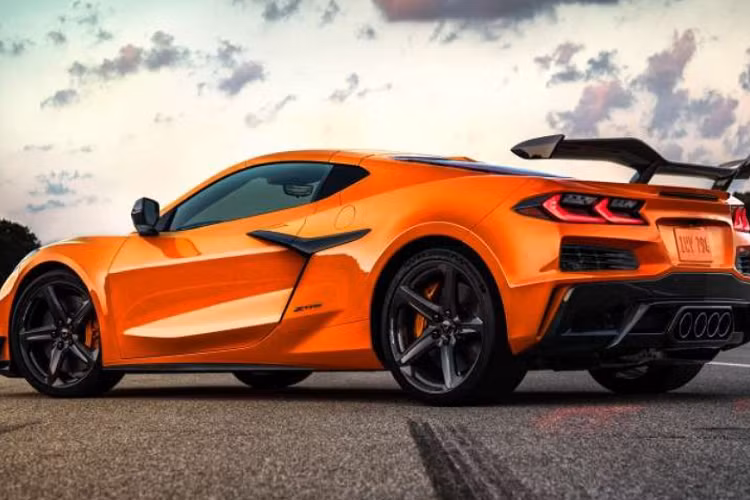 Với sức thông số sức mạnh như trên, có thể thấy Z06 mạnh hơn khá nhiều so với Corvette thông thường bởi động cơ LT2 V8 6.2L trên Corvette thông thường có công suất chỉ 495 mã lực và 637 Nm mômen xoắn.