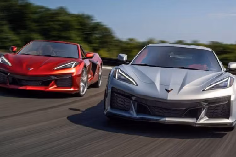 Cung cấp sức mạnh cho Corvette Z06 thế hệ mới là khối động cơ LT6 V8 5.5L, DOHC, sản sinh công suất 670 mã lực tại tua máy 8.400 vòng/phút và mômen xoắn cực đại 623 Nm tại tua máy 6.300 vòng/phút. Sức mạnh này truyền đến bánh sau qua hộp số ly hợp kép 8 cấp.