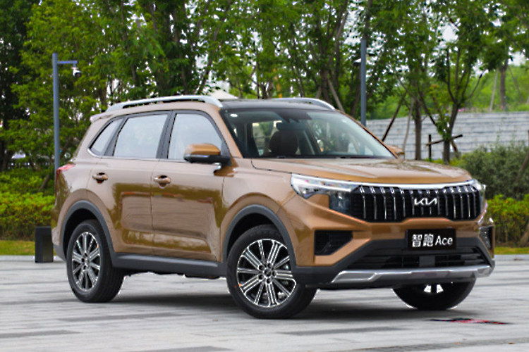  KIA Sportage 2022 mới tại đất nước đông dân nhất thế giới sở hữu thiết kế hoàn toàn khác biệt so với mẫu xe được bán tại Hàn Quốc và một số nước khác ở khu vực Đông Nam Á. Tại Trung Quốc, mẫu xe này được bán ra với biến thể có tên Sportage ACE.