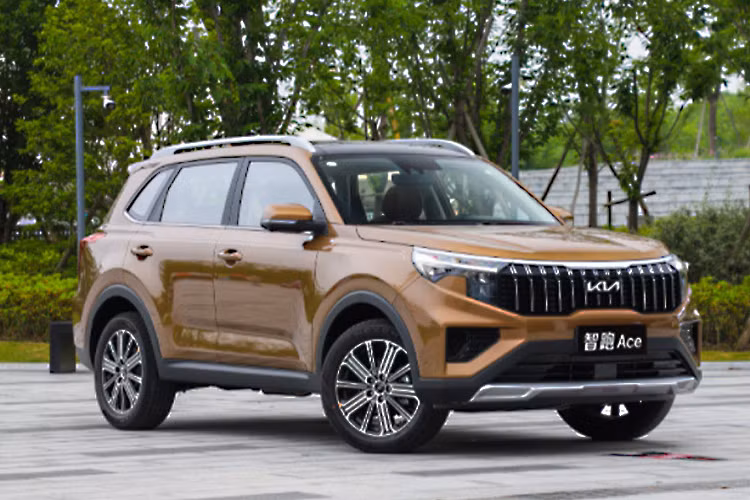  KIA Sportage 2022 mới tại đất nước đông dân nhất thế giới sở hữu thiết kế hoàn toàn khác biệt so với mẫu xe được bán tại Hàn Quốc và một số nước khác ở khu vực Đông Nam Á. Tại Trung Quốc, mẫu xe này được bán ra với biến thể có tên Sportage ACE.