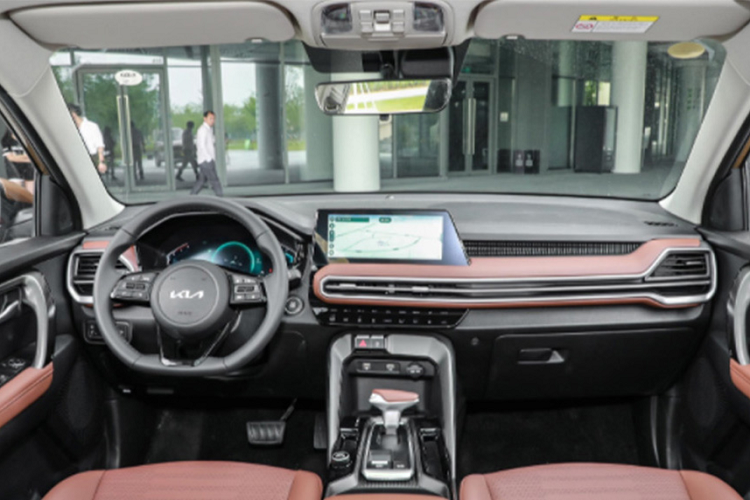 Về ngoại thất, KIA Sportage ACE tại Trung Quốc có bộ lưới tản nhiệt lớn được nối liền mạch với đèn pha. Điểm nhấn đặc biệt trên lưới tản nhiệt là các thanh nan xếp theo chiều dọc được làm bằng kim loại sáng, phần mép trên của lưới tản nhiệt có một dải viền bạc. Ở Sportage ACE, logo được trang bị kiểu hoàn toàn mới.