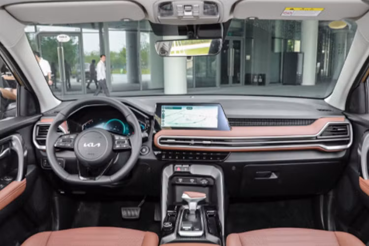 Về ngoại thất, KIA Sportage ACE tại Trung Quốc có bộ lưới tản nhiệt lớn được nối liền mạch với đèn pha. Điểm nhấn đặc biệt trên lưới tản nhiệt là các thanh nan xếp theo chiều dọc được làm bằng kim loại sáng, phần mép trên của lưới tản nhiệt có một dải viền bạc. Ở Sportage ACE, logo được trang bị kiểu hoàn toàn mới.