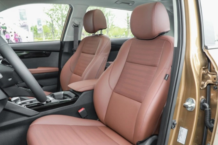 Cản trước xe được mở rộng, có các khe hút gió lớn, thêm vào đó là miếng ốp bằng nhựa màu bạc khiến chiếc xe trông khỏe khoắn hơn. Di chuyển ra sau, KIA Sportage ACE có phần đèn hậu được thiết kế khác biệt hoàn toàn so với các mẫu xe KIA trước, dường như được lấy cảm hứng từ mẫu Telluride và Sorento. Xe được tích hợp một dải đèn LED chiếu sáng ban ngày siêu mảnh và có cánh gió giả tích hợp đèn hậu.