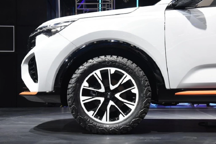 Ngoài ra, KIA Sportage ACE có bộ vành được phối hai màu đen và bạc, đi cùng lốp All-Terrain và ốp cản sau có màu bạc cùng ống xả đối xứng hai bên. Về nội thất, xe được thiết kế mang đậm phong cách của người Trung Quốc. Đặc biệt là cụm màn hình giải trí trung tâm được tách biệt hoàn toàn với bảng táp lô, các nút bấm điều khiển hệ thống điều hòa ở dạng cảm ứng, đồng hồ tốc độ điện tử.