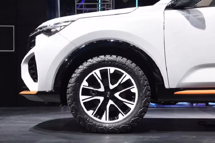 Ngoài ra, KIA Sportage ACE có bộ vành được phối hai màu đen và bạc, đi cùng lốp All-Terrain và ốp cản sau có màu bạc cùng ống xả đối xứng hai bên. Về nội thất, xe được thiết kế mang đậm phong cách của người Trung Quốc. Đặc biệt là cụm màn hình giải trí trung tâm được tách biệt hoàn toàn với bảng táp lô, các nút bấm điều khiển hệ thống điều hòa ở dạng cảm ứng, đồng hồ tốc độ điện tử.