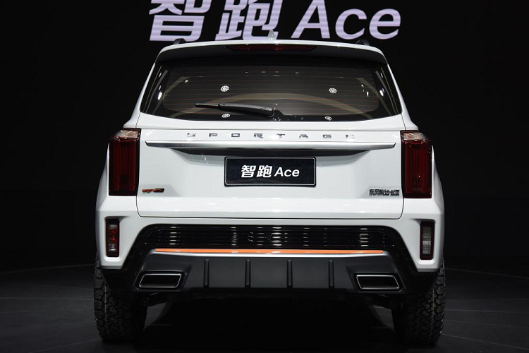 Vô lăng đáy phẳng tích hợp các phím chức năng là chi tiết quen thuộc duy nhất của mẫu xe này với các phiên bản quốc tế. Cần số được bọc da độc đáo, ghế ngồi có các lỗ thông hơi, nhiều khả năng tích hợp sưởi và hệ thống làm mát.