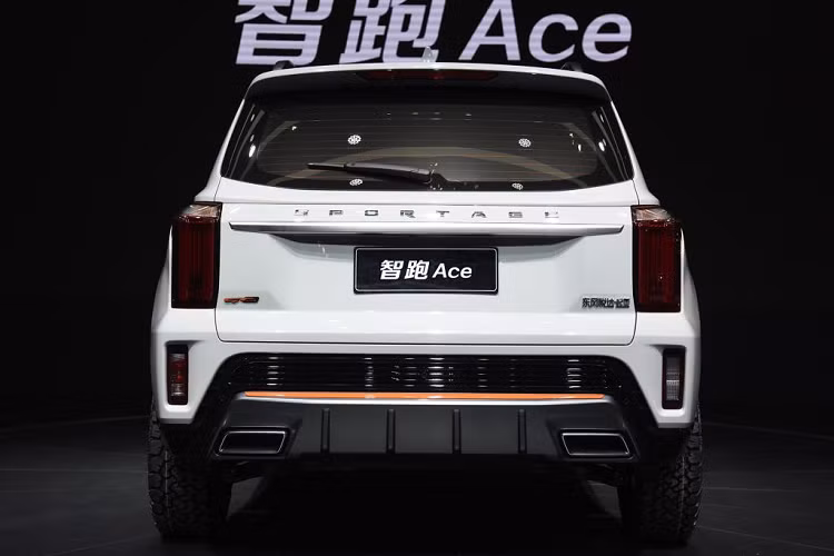 Vô lăng đáy phẳng tích hợp các phím chức năng là chi tiết quen thuộc duy nhất của mẫu xe này với các phiên bản quốc tế. Cần số được bọc da độc đáo, ghế ngồi có các lỗ thông hơi, nhiều khả năng tích hợp sưởi và hệ thống làm mát.