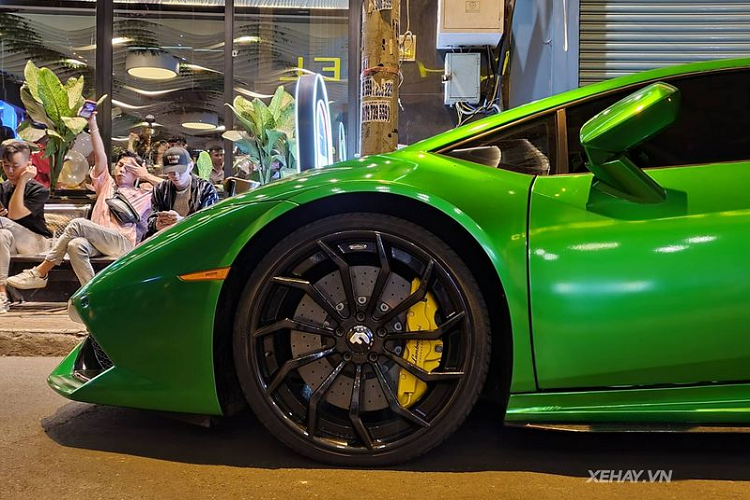 Một trang bị rất đáng chú ý khác trên chiếc Huracan là bộ la-zăng đa chấu cá tính hiệu Forgiato được sơn đen bóng, đi kèm cùm phanh màu vàng tạo điểm nhấn.