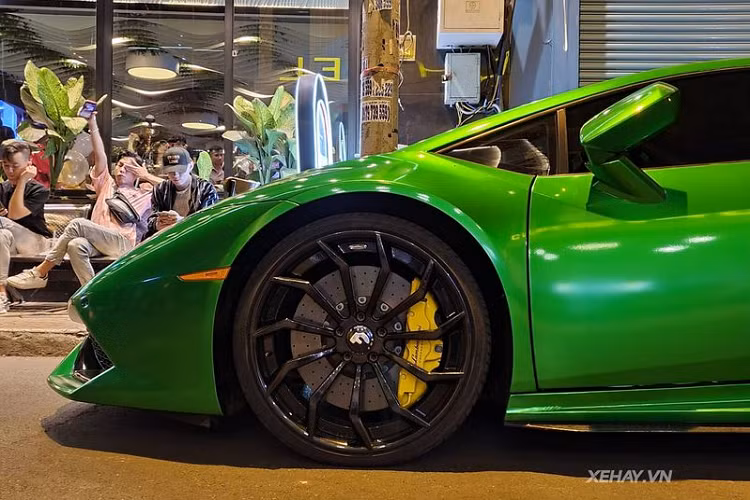 Một trang bị rất đáng chú ý khác trên chiếc Huracan là bộ la-zăng đa chấu cá tính hiệu Forgiato được sơn đen bóng, đi kèm cùm phanh màu vàng tạo điểm nhấn.