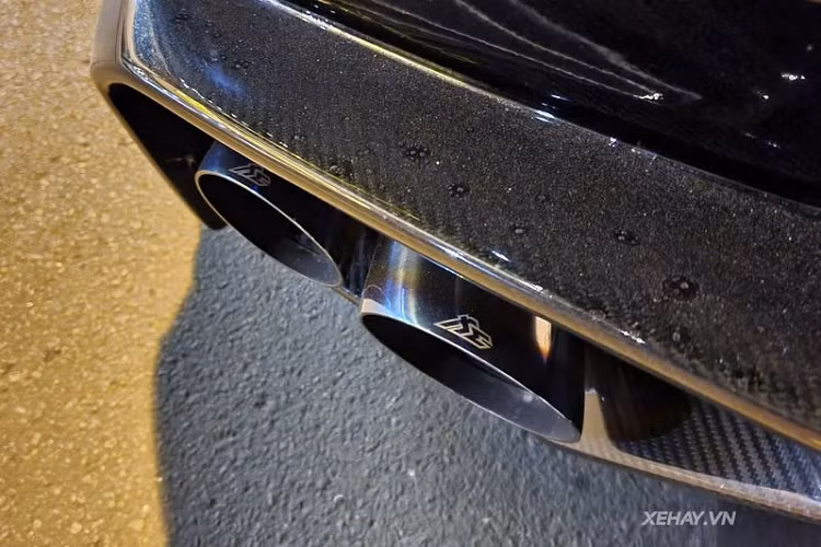 Sức mạnh của Lamborghini Huracan LP610-4 đến từ khối động cơ hút khí tự nhiên V10 5.2L cho công suất 610 mã lực và mô-men xoắn cực đại 560 Nm, giúp siêu xe tăng tốc từ 0 - 100 km/h chỉ trong 3,2 giây trước khi cán tốc độ tối đa 325 km/h.