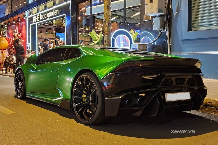 Với cảm hứng thiết kế được lấy từ nhiều mẫu xe anh em khác như Aventador, Lamborghini Huracan luôn thu hút sự chú ý của người đi đường bởi kiểu dáng táo bạo đầy góc cạnh và tính khí động học cao.
