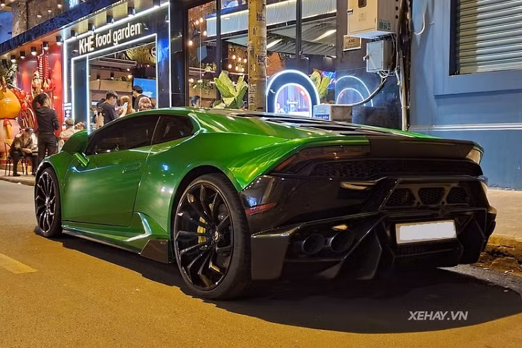 Với cảm hứng thiết kế được lấy từ nhiều mẫu xe anh em khác như Aventador, Lamborghini Huracan luôn thu hút sự chú ý của người đi đường bởi kiểu dáng táo bạo đầy góc cạnh và tính khí động học cao.