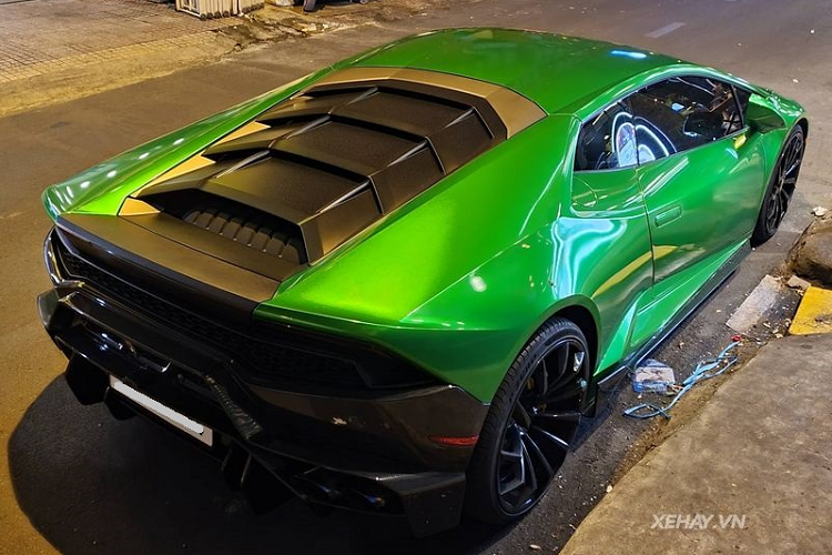 Tuy nhiên, sau một thời gian lăn bánh trên đường phố Việt Nam, siêu xe Lamborghini Huracan đã được dán decal màu xanh lá mang đến cảm giác tươi mới, bên cạnh đó, nhiều chi tiết độ của gói Vorsteiner Verona Edizione cũng đã được tháo bỏ, chỉ giữ lại phần đuôi và ốp sườn.