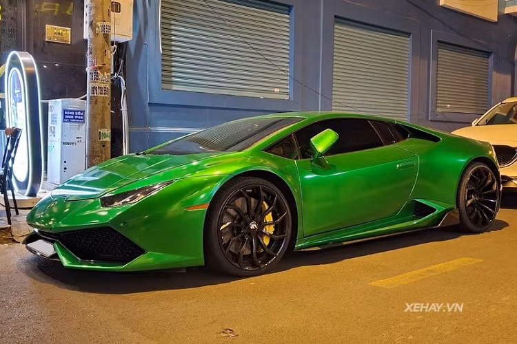 Thật ra đây chính là một trong ba chiếc Lamborghini Huracan màu cam cực hiếm tại Việt Nam, xe được đưa về nước từ năm 2015. Khi đó, "siêu bò" gây ấn tượng vì đã được nâng cấp với bodykit Vorsteiner Verona Edizione cực hầm hố.