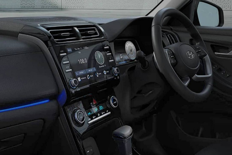 Trên đầu xe, Hyundai Creta 2022 sở hữu thiết kế lưới tản nhiệt không viền mới và sơn màu đen. Lưới tản nhiệt này tích hợp dải đèn LED định vị ban ngày với thiết kế hình học mang tên “Parametric Hidden Lights”. Nằm hai bên lưới tản nhiệt là cụm đèn pha với vỏ màu tối, được đặt sâu trong hốc hình chữ nhật. Ngoài ra, mẫu SUV cỡ B này còn có tấm ốp gầm màu bạc kéo dài lên trên, bao quanh hốc gió trung tâm, cản trước mới và nắp ca-pô "cơ bắp". 