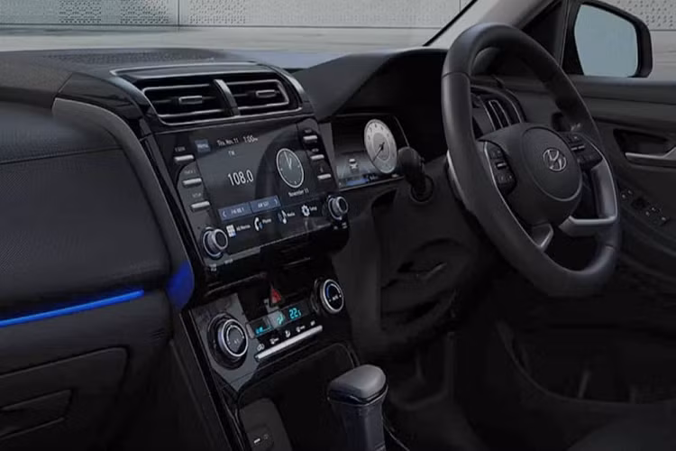 Trên đầu xe, Hyundai Creta 2022 sở hữu thiết kế lưới tản nhiệt không viền mới và sơn màu đen. Lưới tản nhiệt này tích hợp dải đèn LED định vị ban ngày với thiết kế hình học mang tên “Parametric Hidden Lights”. Nằm hai bên lưới tản nhiệt là cụm đèn pha với vỏ màu tối, được đặt sâu trong hốc hình chữ nhật. Ngoài ra, mẫu SUV cỡ B này còn có tấm ốp gầm màu bạc kéo dài lên trên, bao quanh hốc gió trung tâm, cản trước mới và nắp ca-pô "cơ bắp". 