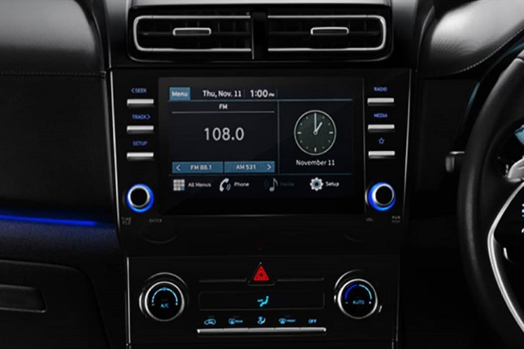 Bước vào bên trong Hyundai Creta 2022, người lái sẽ thấy nhiều trang bị mới như bảng đồng hồ kỹ thuật số với màn hình màu LCD 10,25 inch sau vô lăng, có thể thay đổi giao diện theo 4 chế độ lái, bao gồm Eco, Normal, Sport và Smart. 