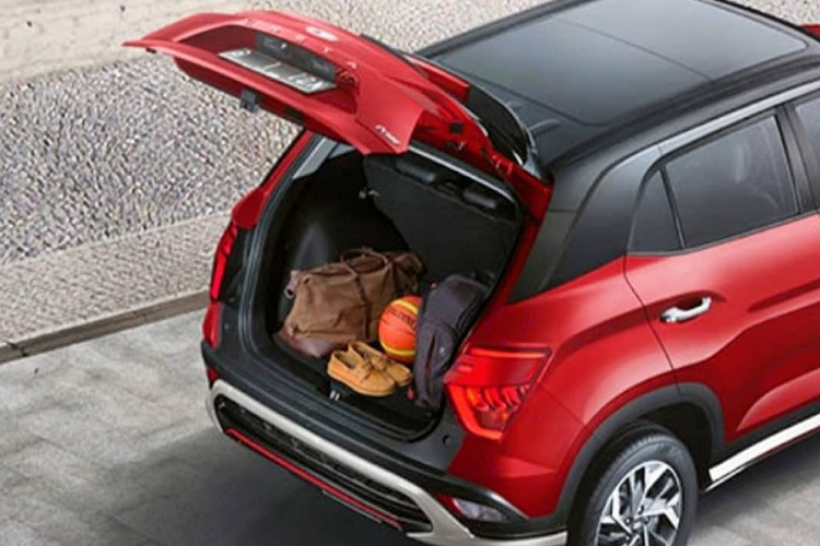 Nút bấm bật/tắt tính năng này được tích hợp trên vô lăng của xe. Hệ thống sẽ dùng camera và vạch kẻ đường để đưa xe vào giữa làn đường trong quá trình vận hành. 