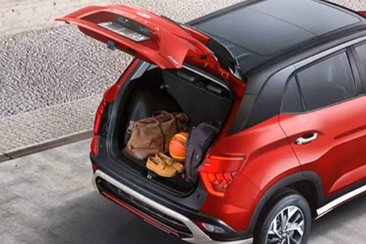 Nút bấm bật/tắt tính năng này được tích hợp trên vô lăng của xe. Hệ thống sẽ dùng camera và vạch kẻ đường để đưa xe vào giữa làn đường trong quá trình vận hành. 