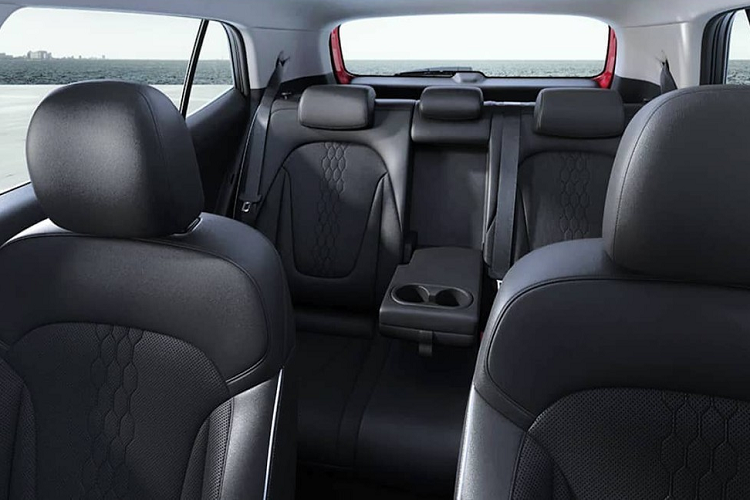 Trong khi đó, thiết kế sườn xe của Hyundai Creta 2022 không khác biệt nhiều so với phiên bản cũ, trừ bộ vành la-zăng mới. Bộ vành này có thiết kế 5 chấu kép và sơn phối 2 màu thể thao. Bên cạnh đó là nẹp thân xe bằng nhựa màu đen và ốp màu bạc bên dưới cửa. 