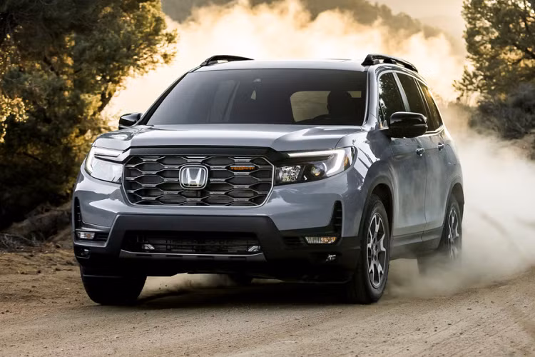 Phiên bản này có phần vận hành ổn định hơn nhờ chiều rộng cơ sở trước - sau nhỉnh hơn các phiên bản còn lại 10 mm. Phiên bản này được trang bị la-zăng hợp kim 18 inch, đi kèm bộ lốp 245/60R18 chuyên địa hình với các rãnh xẻ dọc thân lốp.