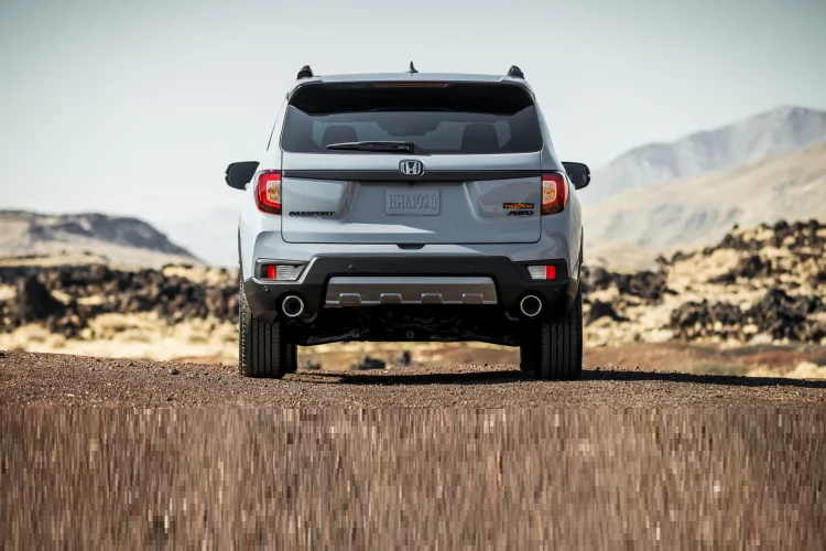 Mức giá xe Honda Passport Elite bản cao cấp nhất khởi điểm từ 46.665 USD. Xe được trang bị tiêu chuẩn hệ dẫn động AWD, la-zăng hợp kim 20 inch thiết kế riêng, cốp hành lý rảnh tay, hàng ghế trước - sau tích hợp sưởi, cũng như tính năng thông gió cho hàng ghế trước. Trên mẫu xe 2022, Honda Passport được bổ sung phiên bản TrailSport có giá khởi điểm từ 43.695 USD. 