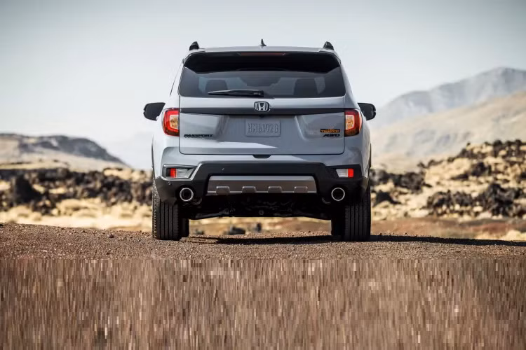 Mức giá xe Honda Passport Elite bản cao cấp nhất khởi điểm từ 46.665 USD. Xe được trang bị tiêu chuẩn hệ dẫn động AWD, la-zăng hợp kim 20 inch thiết kế riêng, cốp hành lý rảnh tay, hàng ghế trước - sau tích hợp sưởi, cũng như tính năng thông gió cho hàng ghế trước. Trên mẫu xe 2022, Honda Passport được bổ sung phiên bản TrailSport có giá khởi điểm từ 43.695 USD. 