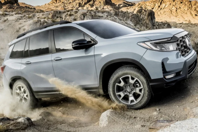 Phiên bản của mẫu xe SUV Honda Passport EX-L 2022 được trang bị tính năng tiêu chuẩn gồm la-zăng hợp kim 20 inch, ghế ngồi bọc da, cửa sổ trời chỉnh điện 1 chạm, cốp chỉnh điện, cảm biến hỗ trợ đỗ xe… Nội thất của phiên bản này cũng được trang bị sưởi ghế hàng ghế trước, màn hình thông tin giải trí trung tâm 8 inch, sạc không dây, khởi động từ xa…