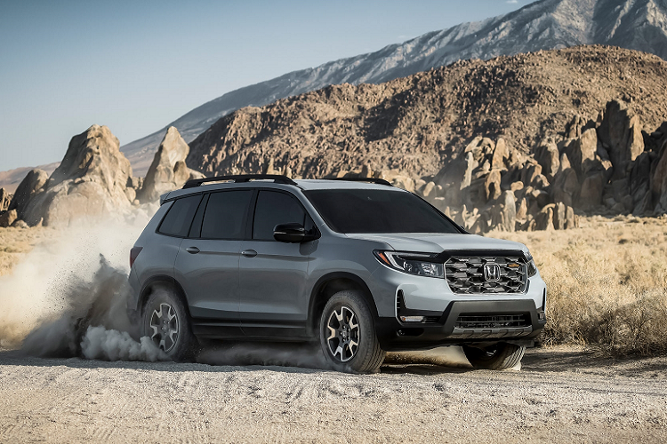 Phiên bản Honda Passport EX-L 2022 mới được trang bị tiêu chuẩn hệ dẫn động cầu trước, trong khi hệ dẫn động bốn bánh toàn thời gian AWD là trang bị tùy chọn. Trong khi đó 2 phiên bản còn lại đều được trang bị tiêu chuẩn hệ dẫn động AWD và không có tùy chọn dẫn động cầu trước FWD.