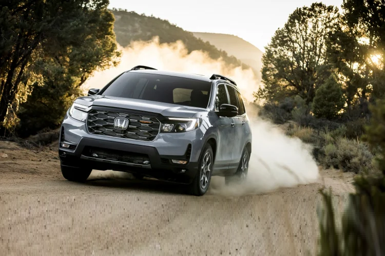 Chức năng quản lý lực kéo 4 chế độ cho phép người lái tùy biến hệ thống i-VTM4 theo nhiều địa hình khác nhau, bao gồm đường cát (sand), tuyết (snow), bùn (mud) và đường nhựa. Những phiên bản trang bị hệ thống này cũng sẽ có lực kéo rơ-moóc lên đến 5.000 lbs (khoảng 2.268 kg). Honda Passport 2022 sử dụng hệ thống treo trước sau độc lập có khoảng sáng gầm lên đến 206 mm.