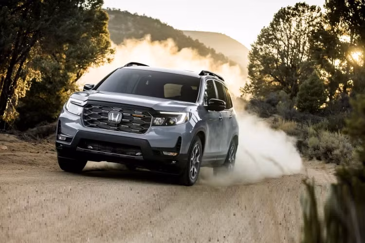 Chức năng quản lý lực kéo 4 chế độ cho phép người lái tùy biến hệ thống i-VTM4 theo nhiều địa hình khác nhau, bao gồm đường cát (sand), tuyết (snow), bùn (mud) và đường nhựa. Những phiên bản trang bị hệ thống này cũng sẽ có lực kéo rơ-moóc lên đến 5.000 lbs (khoảng 2.268 kg). Honda Passport 2022 sử dụng hệ thống treo trước sau độc lập có khoảng sáng gầm lên đến 206 mm.