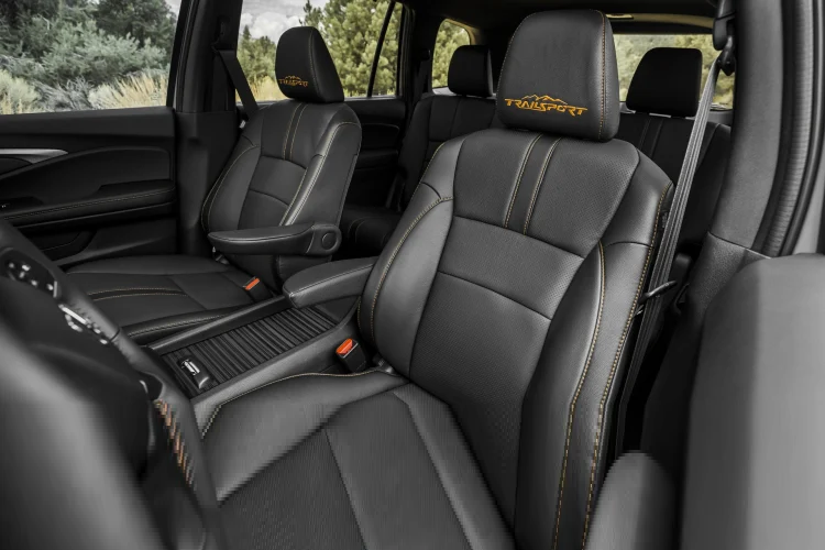 Thiết kế đầu xe Honda Passport 2022 đã được tinh chỉnh lại đem đến diện mạo mới mẻ. Từ phần trụ A, Honda Passport có phần nắp capo vuốt ngang nhiều hơn với các chi tiết dập nổi rõ nét. Ngoài ra, mũi xe cắt thẳng xuống dưới kết hợp với lưới tản nhiệt thẳng đứng thêm chất địa hình cho mẫu SUV của Honda. Đặc biệt, chi tiết hốc gió ở 2 bên cản trước giúp vẻ ngoài hầm hố hơn đáng kể.