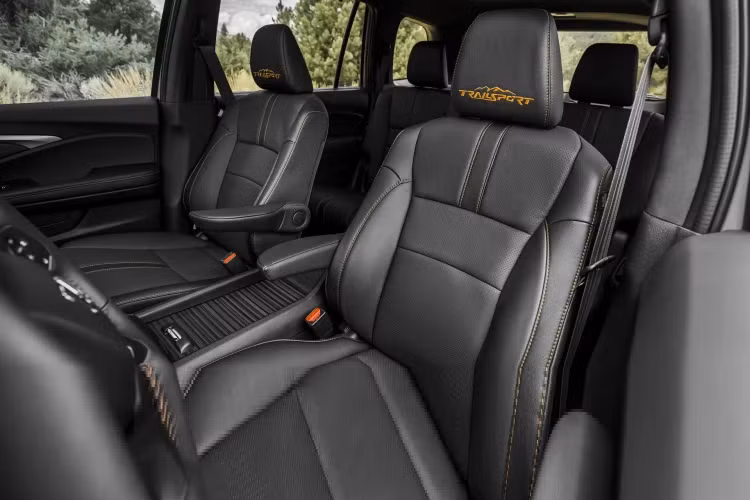 Thiết kế đầu xe Honda Passport 2022 đã được tinh chỉnh lại đem đến diện mạo mới mẻ. Từ phần trụ A, Honda Passport có phần nắp capo vuốt ngang nhiều hơn với các chi tiết dập nổi rõ nét. Ngoài ra, mũi xe cắt thẳng xuống dưới kết hợp với lưới tản nhiệt thẳng đứng thêm chất địa hình cho mẫu SUV của Honda. Đặc biệt, chi tiết hốc gió ở 2 bên cản trước giúp vẻ ngoài hầm hố hơn đáng kể.