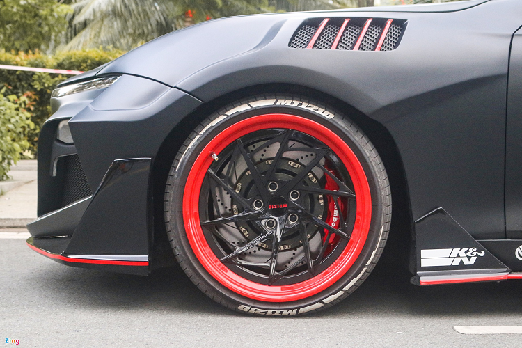 Bộ mâm xe 2 mảnh kiểu đa chấu với tone đỏ đen nổi bật. Bên trong là kẹp phanh sơn đỏ 6 piston ở phía trước và 4 piston ở phía sau. Đĩa phanh của xe cũng là dạng kích thước lớn. Khi di chuyển, gầm xe được nâng lên nhờ hệ thống treo khí nén Airllen. Giảm xóc này có thể điều chỉnh 32 mức khác nhau, thông qua bộ remote và bình khí đặt ở cốp sau.