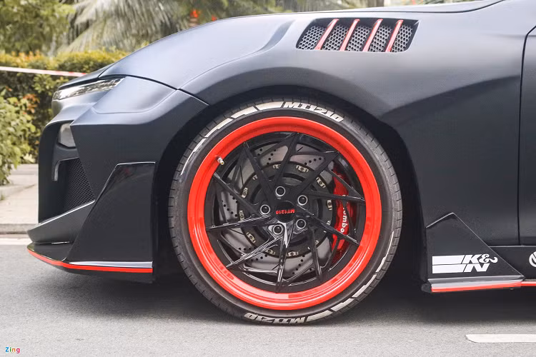 Bộ mâm xe 2 mảnh kiểu đa chấu với tone đỏ đen nổi bật. Bên trong là kẹp phanh sơn đỏ 6 piston ở phía trước và 4 piston ở phía sau. Đĩa phanh của xe cũng là dạng kích thước lớn. Khi di chuyển, gầm xe được nâng lên nhờ hệ thống treo khí nén Airllen. Giảm xóc này có thể điều chỉnh 32 mức khác nhau, thông qua bộ remote và bình khí đặt ở cốp sau.