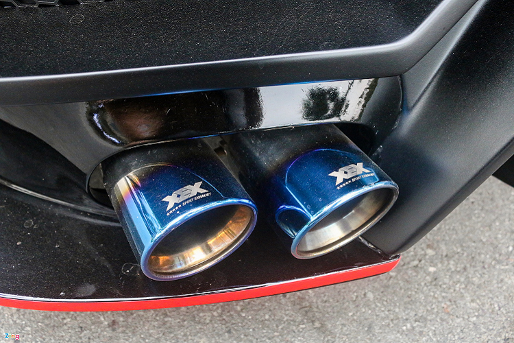 Bên cạnh đó, chủ nhân nâng cấp hệ thống ống xả lên loại XEX Titanium cho âm thanh uy lực và phấn khích hơn nguyên bản. Bản độ này được thực hiện trong thời gian 3 tháng với chi phí không tiết lộ. Với việc được lột xác khá nhiều cùng dàn trang bị nổi bật, chi phí thực hiện không dưới con số 500 triệu đồng.