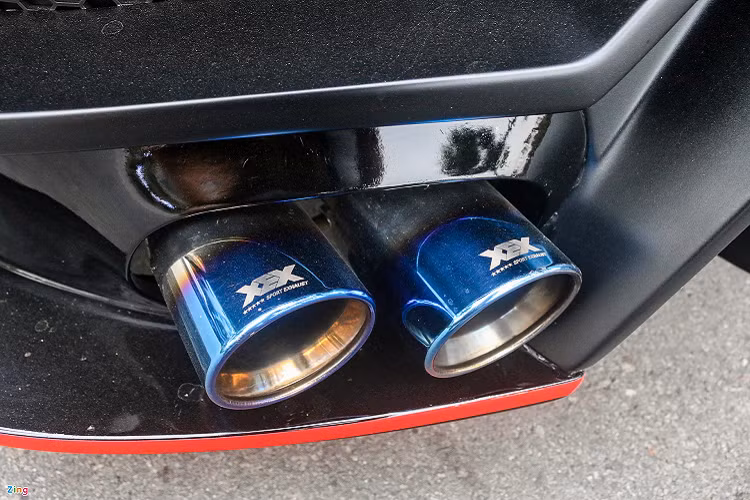 Bên cạnh đó, chủ nhân nâng cấp hệ thống ống xả lên loại XEX Titanium cho âm thanh uy lực và phấn khích hơn nguyên bản. Bản độ này được thực hiện trong thời gian 3 tháng với chi phí không tiết lộ. Với việc được lột xác khá nhiều cùng dàn trang bị nổi bật, chi phí thực hiện không dưới con số 500 triệu đồng.