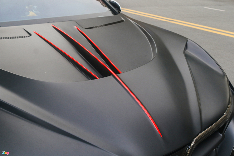 Ở bên trong, nội thất của xe được bọc da mới và ốp sợi carbon ở một số chi tiết. Tổng thể không thay đổi so với nguyên bản.