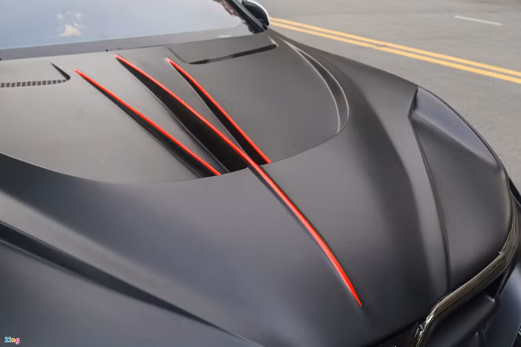 Ở bên trong, nội thất của xe được bọc da mới và ốp sợi carbon ở một số chi tiết. Tổng thể không thay đổi so với nguyên bản.