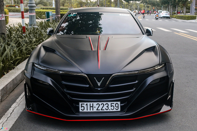 Chiếc xe trở nên hầm hố hơn với các mảng cơ bắp và gầm hạ sát xuống mặt đường. Thân xe được mở rộng sang hai bên kết hợp các đường cắt xẻ giúp chiếc Lux A2.0 trở nên dữ dằn hơn.