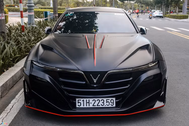 Chiếc xe trở nên hầm hố hơn với các mảng cơ bắp và gầm hạ sát xuống mặt đường. Thân xe được mở rộng sang hai bên kết hợp các đường cắt xẻ giúp chiếc Lux A2.0 trở nên dữ dằn hơn.