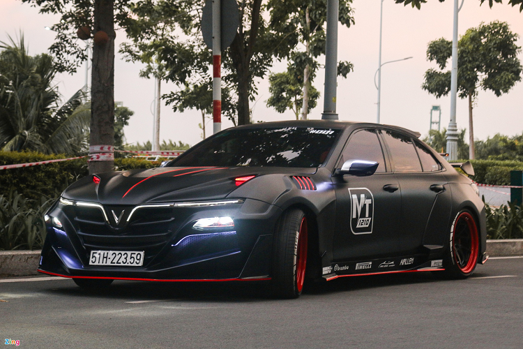 Đáng chú ý là nắp ca-pô có hốc gió mô phỏng cỡ lớn. Các đường cắt xẻ ở nắp ca-pô tạo nên 2 hốc mắt màu đỏ, làm liên tưởng đến đôi mắt dơi. Lưới tản nhiệt được tạo hình lại với các nan ngang cỡ lớn.