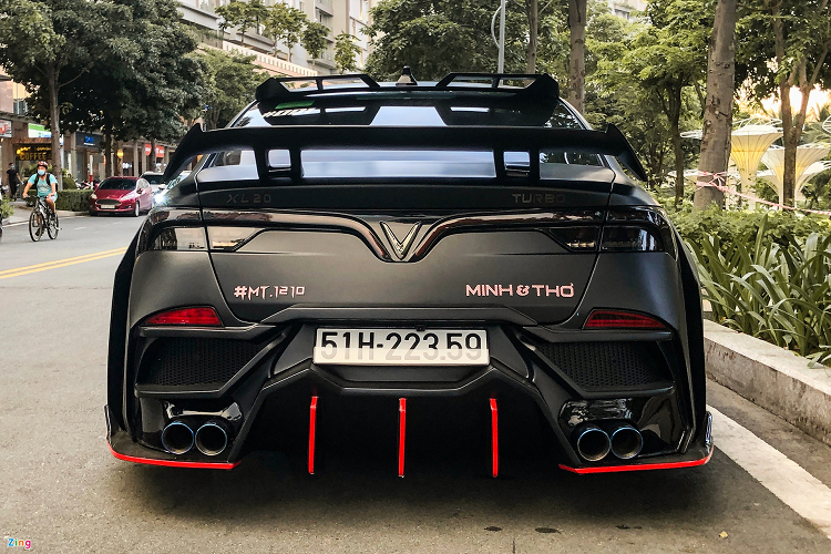 Ở phía sau, phần cản được làm lại với 3 cánh định hướng gió dưới gầm. Nổi bật là 2 cánh gió gắn ở cuối mui và sau đuôi.