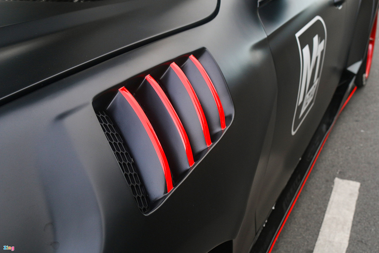 Nguyên bản, chiếc Vinfast Lux A2.0 độ Batman này thuộc phiên bản tiêu chuẩn, sử dụng động cơ 4 xy-lanh, tăng áp 2.0L, công suất 174 mã lực. Bản độ đã được remap giúp công suất tăng thêm 50 mã lực, đạt tổng 224 mã lực và gắn Racechip tăng độ nhạy chân ga.