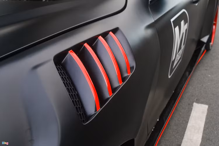 Nguyên bản, chiếc Vinfast Lux A2.0 độ Batman này thuộc phiên bản tiêu chuẩn, sử dụng động cơ 4 xy-lanh, tăng áp 2.0L, công suất 174 mã lực. Bản độ đã được remap giúp công suất tăng thêm 50 mã lực, đạt tổng 224 mã lực và gắn Racechip tăng độ nhạy chân ga.