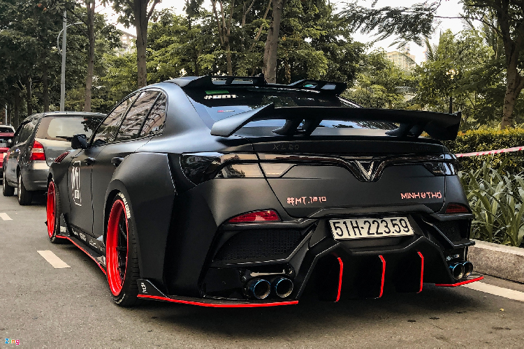 Mới đây, một chủ xe tại TP.HCM đã quyết định làm mới chiếc Lux A2.0 với phong cách thân rộng, lấy cảm hứng từ nhân vật Batman. Trước đây, bản độ Vinfast Lux A2.0 này từng được độ phong cách thân rộng nhưng các đường nét thiết kế vẫn được giữ nguyên bản. Ở bản độ mới nhất, chiếc xe sedan của VinFast được tùy biến khá nhiều ở thân xe.