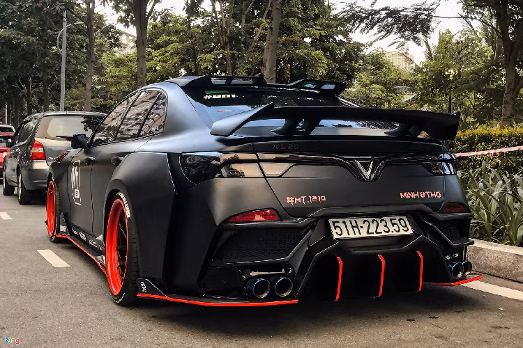 Mới đây, một chủ xe tại TP.HCM đã quyết định làm mới chiếc Lux A2.0 với phong cách thân rộng, lấy cảm hứng từ nhân vật Batman. Trước đây, bản độ Vinfast Lux A2.0 này từng được độ phong cách thân rộng nhưng các đường nét thiết kế vẫn được giữ nguyên bản. Ở bản độ mới nhất, chiếc xe sedan của VinFast được tùy biến khá nhiều ở thân xe.