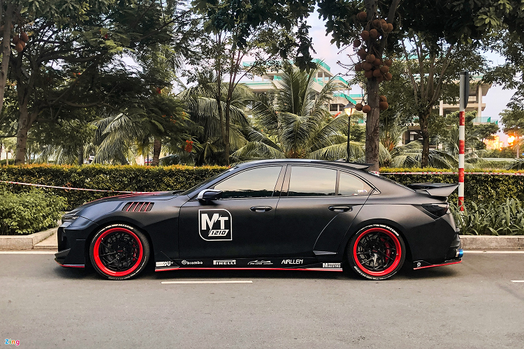 Ngoại hình chiếc xe gần như được thay đổi hoàn toàn. Chỉ còn một vài chi tiết nhận dạng đặc trưng của chiếc Lux A2.0 như logo chữ V và cụm đèn daylight đặc trưng phía trước.